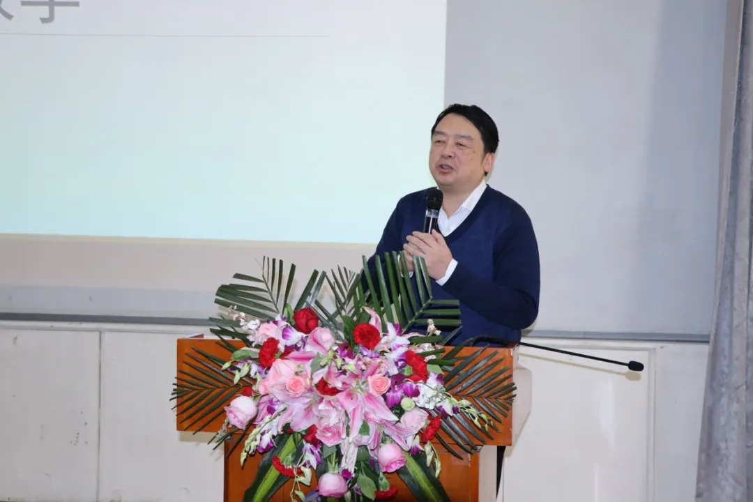 3791毛巾哥
第二附属中学正高级教师  何杰老师.jpg