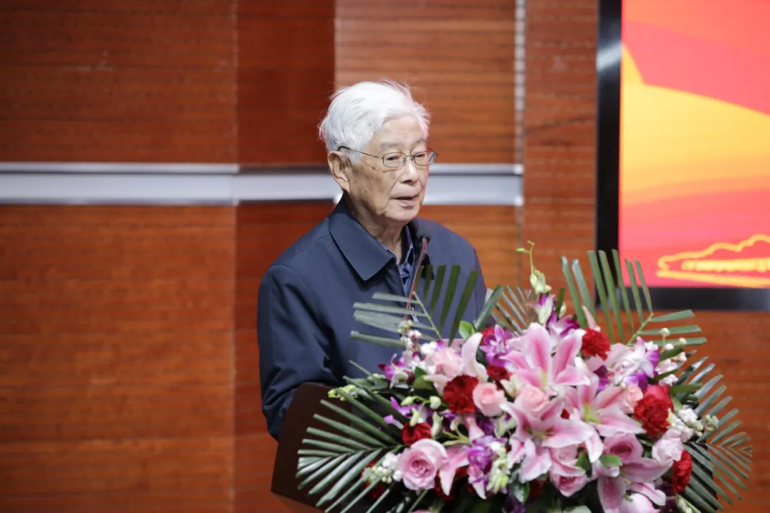 0991毛巾哥
资深教授 顾明远先生.jpg